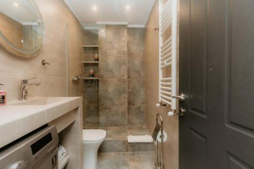 een badkamer met een douche, een toilet en een wastafel bij Satus Finem Egnatia's Luxury Apartment in Thessaloniki