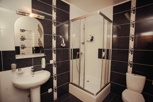 A bathroom at Molex Apartments