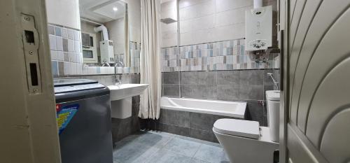 łazienka z toaletą, umywalką i wanną w obiekcie Comfy 2-Bedrooms Apartment in Cairo 44-2 w Kairze