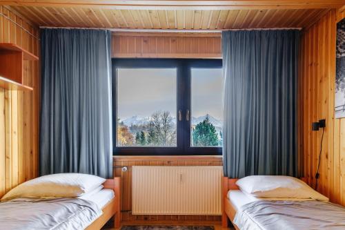 Un pat sau paturi într-o cameră la Willa Relaks - doskonała lokalizacja, blisko restauracji, term i wyciągów narciarskich