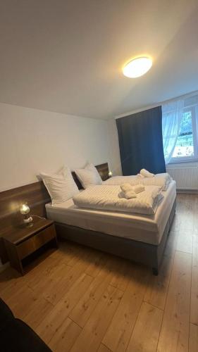 - une chambre avec un lit doté d'un rideau bleu dans l'établissement Taverne & Pension Lubenbachtal, à Zella-Mehlis