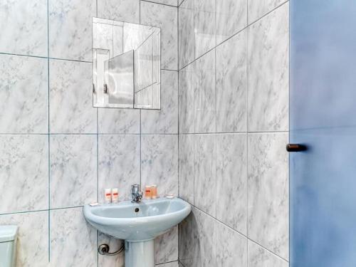 Hotel Urban في ساو باولو: حمام مع حوض ومرآة