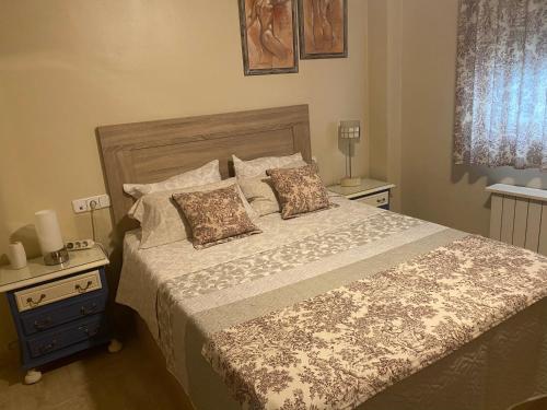 1 dormitorio con 1 cama grande y 2 mesitas de noche en Habitaciones Dulces Sueños, en Córdoba