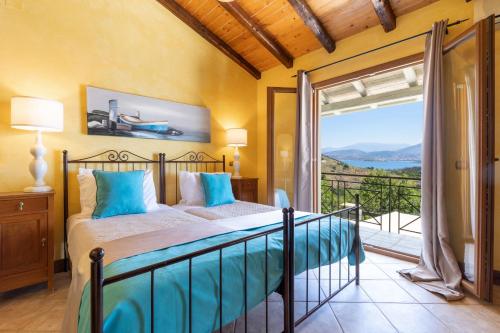 1 dormitorio con cama y ventana grande en Villa Firefly by Villa Plus en Ágios Stéfanos