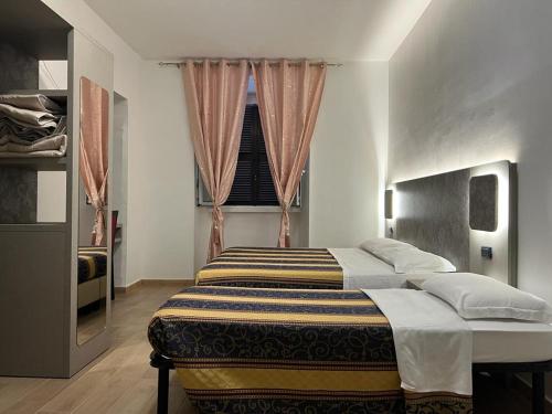 um quarto com uma cama e uma janela em Hotel principe em Roma