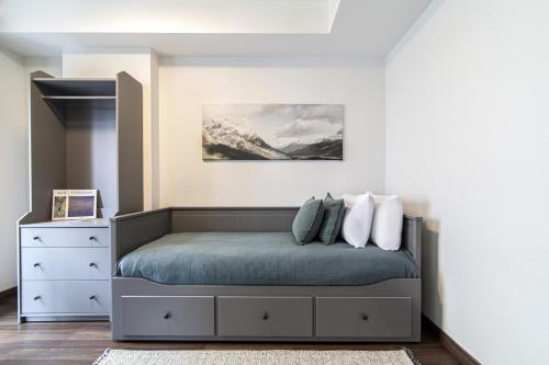1 dormitorio con 1 cama y vestidor blanco en Sleek Residence Flat With Great Location in Sisli, en Estambul