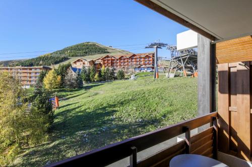 balkon z widokiem na góry w obiekcie Appartement des Bergers - Welkeys w mieście LʼHuez