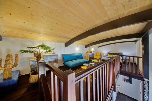 a living room with a wooden ceiling at L'appartement de l'Horizon - Plateau Cailloux in Fleurimont