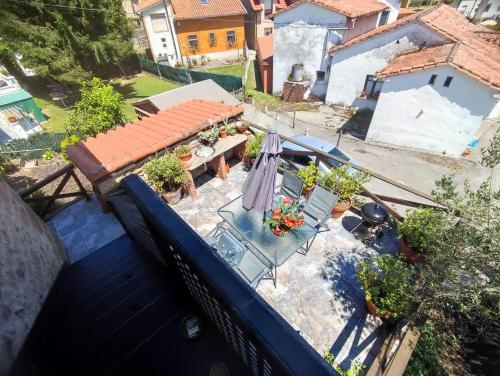 una vista aérea de una casa con un tobogán en Apartamento El Olivo, en Villabáñez