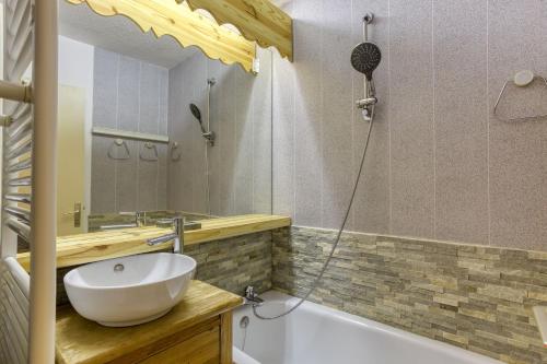 y baño con lavabo y bañera con lavamanos. en Les Dolomites en Trièves, en Gresse-en-Vercors