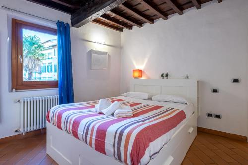 GuestHost - SantAmbrogio Colorful Apartment