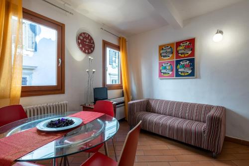 GuestHost - SantAmbrogio Colorful Apartment
