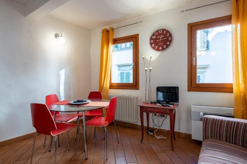 GuestHost - SantAmbrogio Colorful Apartment
