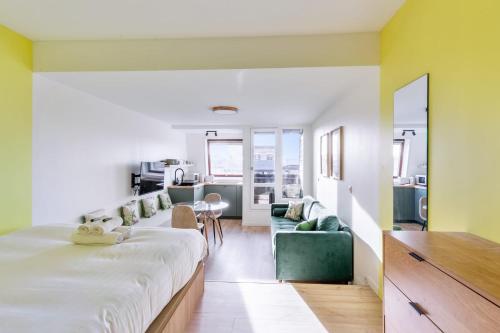 ein Schlafzimmer mit einem großen Bett und ein Wohnzimmer in der Unterkunft Brand new studio with sea view in the Deauville port - Welkeys in Deauville