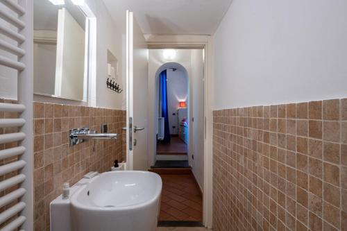 GuestHost - SantAmbrogio Colorful Apartment