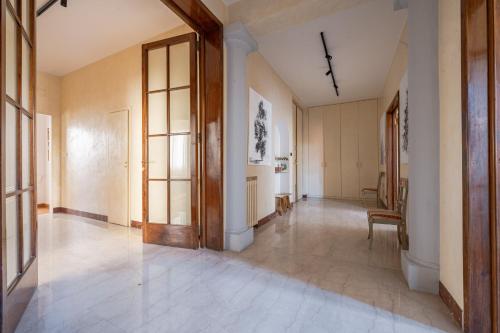 um corredor vazio num edifício com uma porta e uma janela em The Art Gallery em Florença
