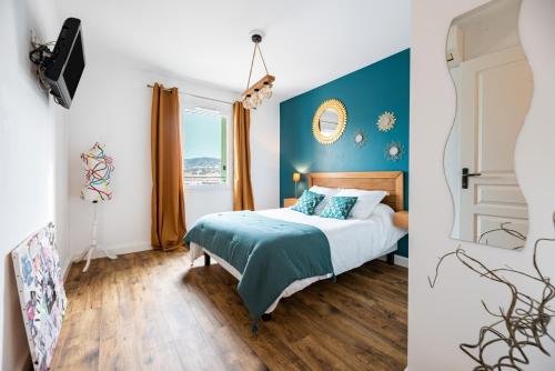 una camera da letto con un letto e una parete blu di Occi a LʼÎle-Rousse