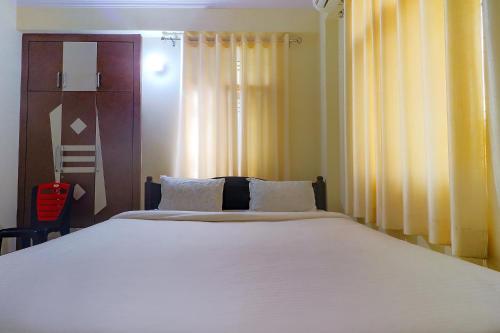 Una cama o camas en una habitación de FabExpress Buddha Residency