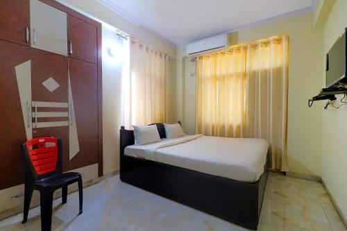 Una cama o camas en una habitación de FabExpress Buddha Residency