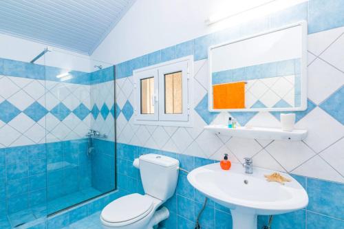 Ένα μπάνιο στο Villa Andreas by Villa Plus