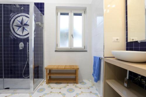 La salle de bains est pourvue d'un lavabo et d'une douche. dans l'établissement Amazing Seaview Apartment with garden, à Vietri