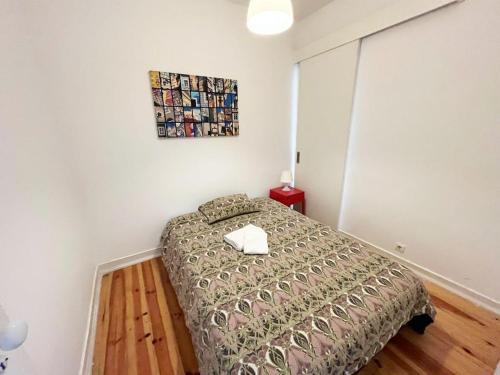 1 dormitorio con 1 cama en una habitación en Tram House @ Lx Factory!, en Lisboa