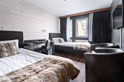 um quarto de hotel com duas camas e uma secretária em Sure Hotel by Best Western Algen em Östersund