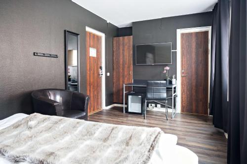 a bedroom with a bed and a desk at Sure Hotel by Best Western Algen in Östersund