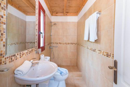 a bathroom with a sink and a toilet at Villa Morea by Villa Plus in Ratzaklíon