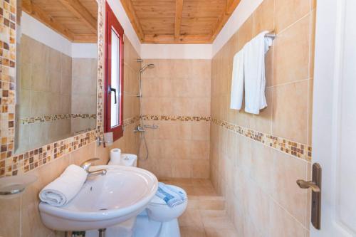 y baño con lavabo y aseo. en Villa Pelagia Sea View by Villa Plus en Spathíon