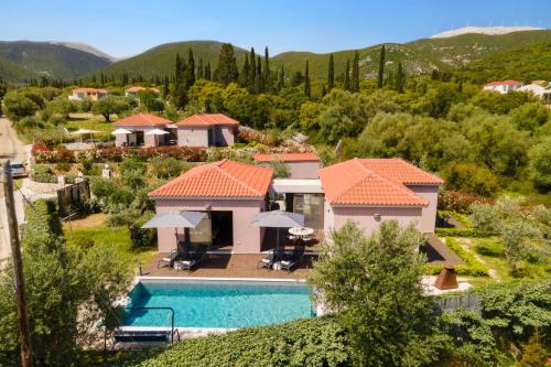 Bazén v ubytovaní Villa Ambrosia Sami by Villa Plus alebo v jeho blízkosti