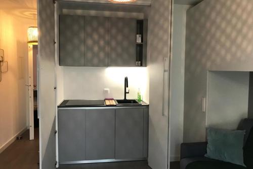 una cocina con fregadero y encimera en Design studio terrace and beach LIVE IN MARLYNE, en Cannes