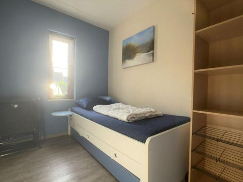 a small bedroom with a bed and a closet at Spaanse Galeienstraat 75 in Retranchement