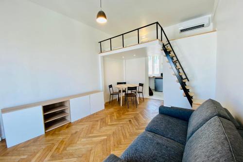ein Wohnzimmer mit einem Sofa und einem Tisch in der Unterkunft Design apartment ideal for seaside holidays LIVE IN DR FABRE in Juan-les-Pins
