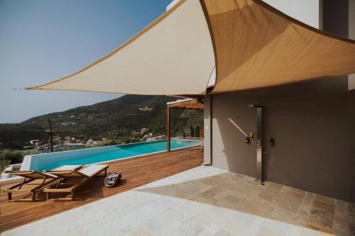 Bazén v ubytování Luxury 2S villa Alpha with private pool nebo v jeho okolí