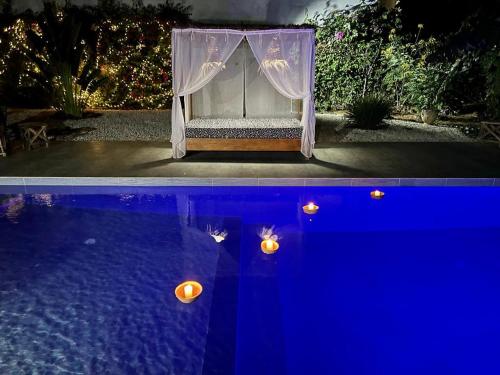 Tienda en un patio trasero con piscina por la noche en Ginger Villa Somone, en Somone