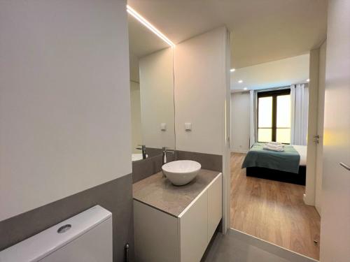 La salle de bains est pourvue d'un lavabo, de toilettes et d'un lit. dans l'établissement Faro Design 5 by Homing, à Faro