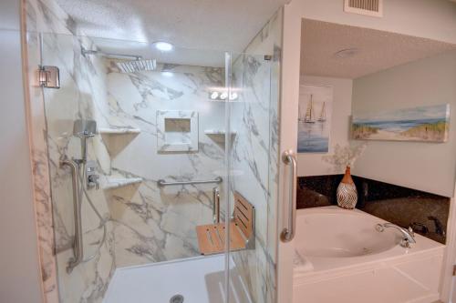 een badkamer met een douche en een bad bij Crescent Shores 911 Condo in North Myrtle Beach