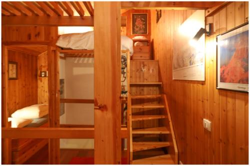 a room with two bunk beds and a ladder at [Casa Quadrifoglio] a 3 minuti dalle piste da sci in Gressoney-Saint-Jean