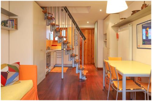 a kitchen and dining room with a table and chairs at [Casa Quadrifoglio] a 3 minuti dalle piste da sci in Gressoney-Saint-Jean