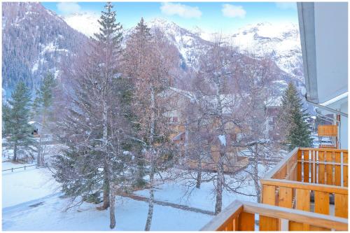 a balcony with a view of a snow covered mountain at [Casa Quadrifoglio] a 3 minuti dalle piste da sci in Gressoney-Saint-Jean