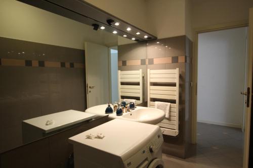 une salle de bain avec deux lavabos et un grand miroir dans l'établissement Monte Carlo Terrace Monaco, à Beausoleil