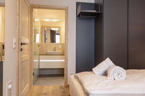 Postel nebo postele na pokoji v ubytování Hideaway Dachstein West by ALPS RESORTS