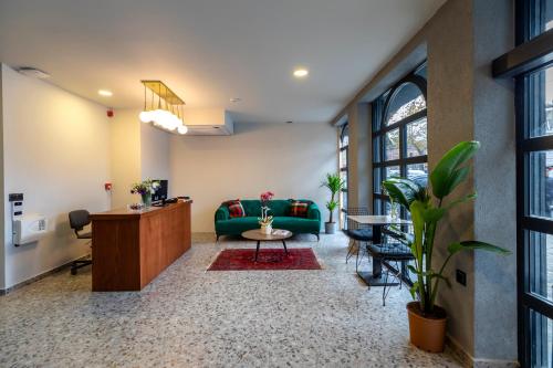 イスタンブールにあるUnion Hotel Karaköyのリビングルーム(緑のソファ、テーブル付)