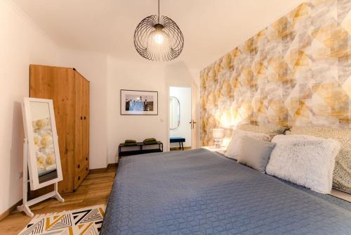 1 dormitorio con 1 cama azul grande en una habitación en Csendes, modern, otthonos társasházi lakás en Zalacsány
