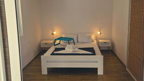 Un dormitorio con una cama blanca y una bandeja verde. en Apartment in Tribunj with sea view, terrace, air conditioning, WiFi 68-2, en Tribunj