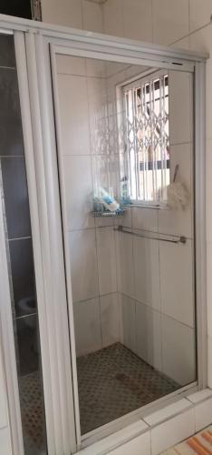 W łazience znajduje się prysznic z lustrem. w obiekcie Saginix Guesthouse w mieście Empangeni