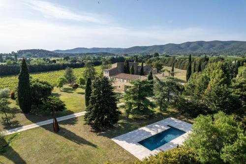 an aerial view of a estate with a swimming pool at Château Saint-Pierre de Mejans in Puyvert