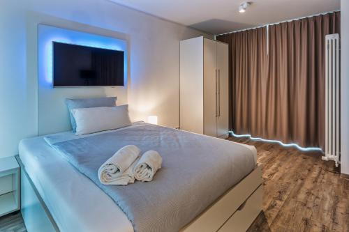 a bedroom with a bed with two towels on it at NorthApartments Dresden am Park in Dresden