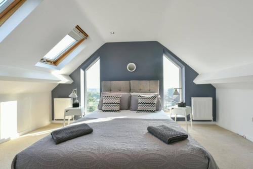 Un dormitorio con una cama grande con dos almohadas encima. en Spacious 4 Bedroom, 2 bathroom House, en Pontefract